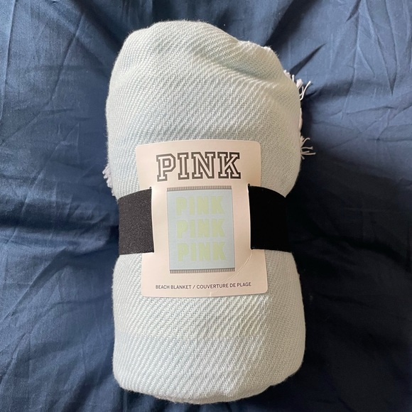 PINK VS Beach Blanket - Picture 2 of 9